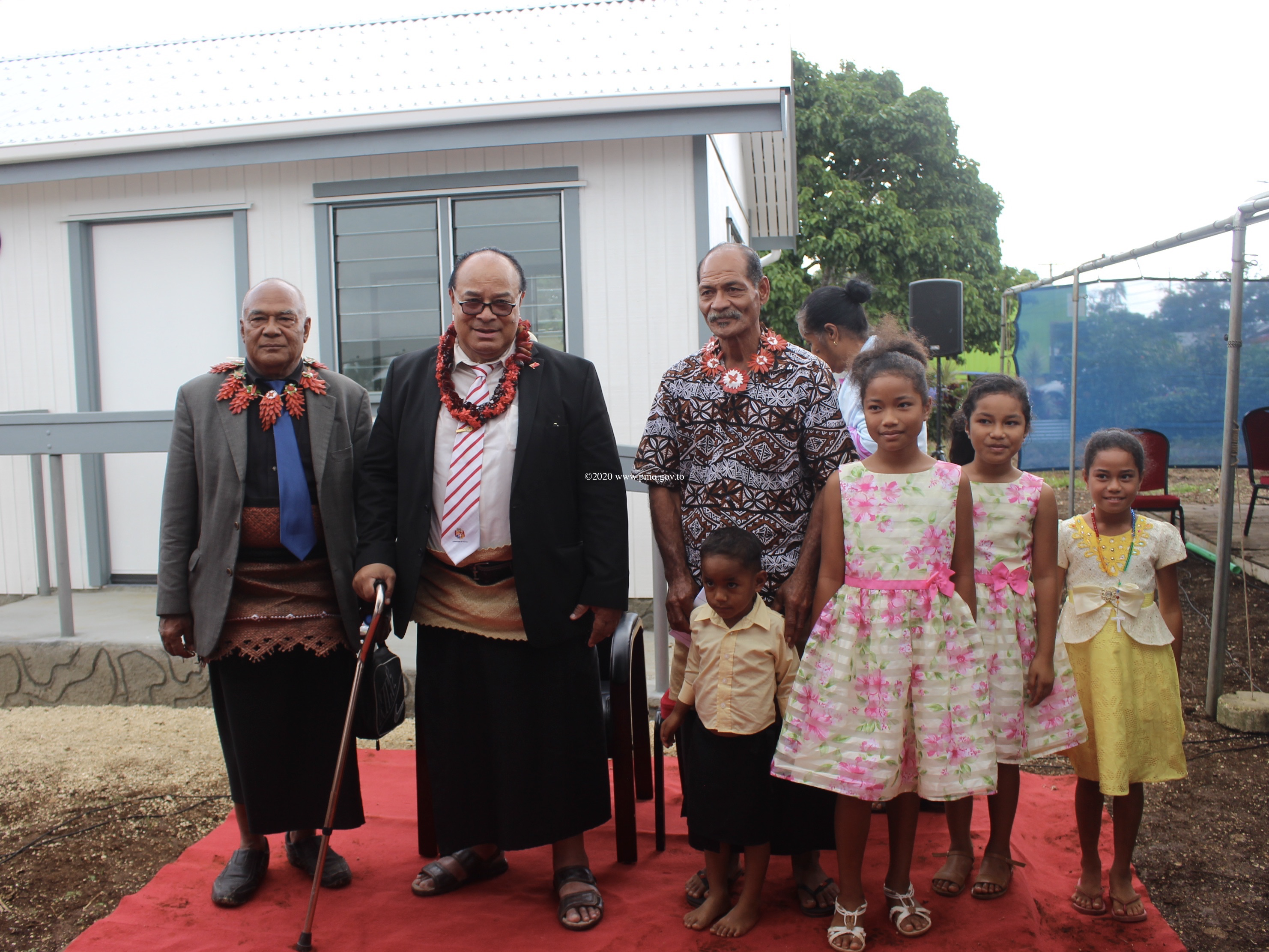 Foaki ‘e he ‘Eiki Palemia ‘a e ngaahi kii mo huufi ‘a e ngaahi fale tokoni afaa ‘e hongofulu-ma-nima (15) ‘i Nukunuku ‘i he ‘aho 9 ‘o Siulai, 2020.